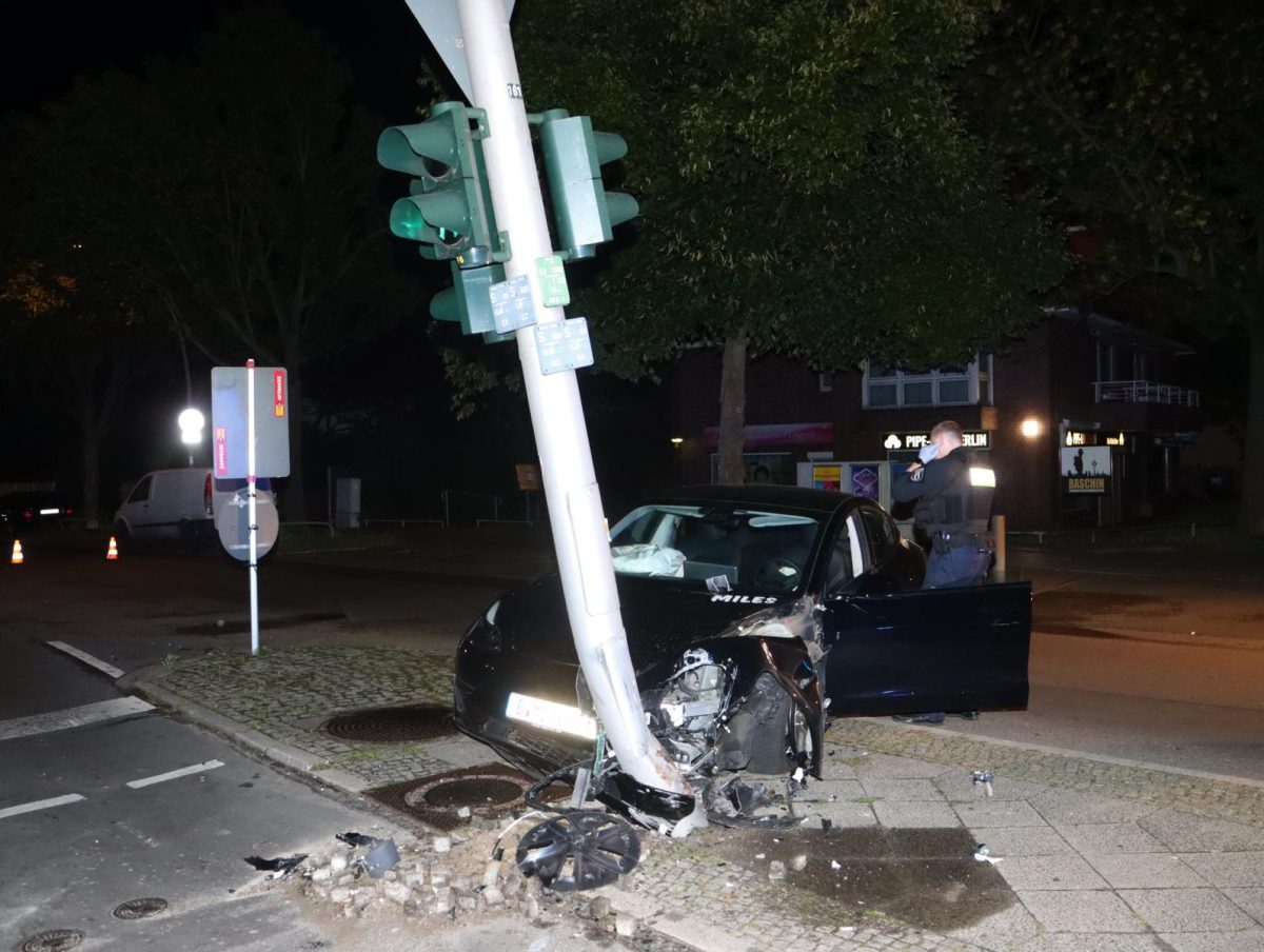 Neukölln: Tesla-Fahrer Baut Unfall Und Flüchtet! - Berlin-live.de