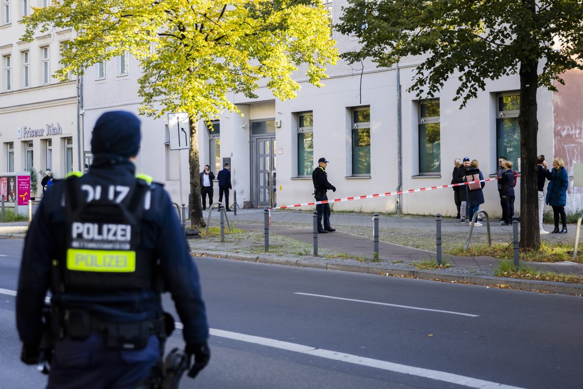 Polizeikräfte stehen vor der jüdischen Gemeinde Kahal Adass Jisroel in der Brunnenstraße in Berlin-Mitte. Auf das Haus mit jüdischen Einrichtungen in Berlin hat es nach Angaben der betroffenen Gemeinde in der Nacht zum Mittwoch einen versuchten Brandanschlag gegeben. Die Gemeinde Kahal Adass Jisroel schrieb auf der Plattform X, früher Twitter, Unbekannte hätten zwei Molotow-Cocktails von der Straße aus in Richtung ihres Gemeindezentrums geworfen.