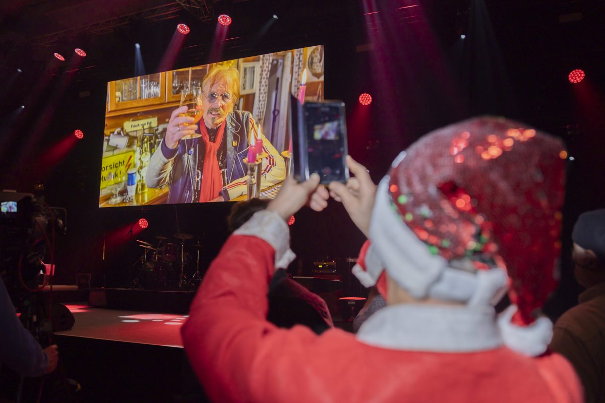 Frank Zander, Sänger, ist bei der 29. Weihnachtsfeier für Obdachlose und Bedürftige des Sängers Frank Zander im Hotel Estrel in einer Videoansprache zu sehen. Der 81-Jährige Zander kann aus gesundheitlichen Gründen nicht persönlich teilnehmen.