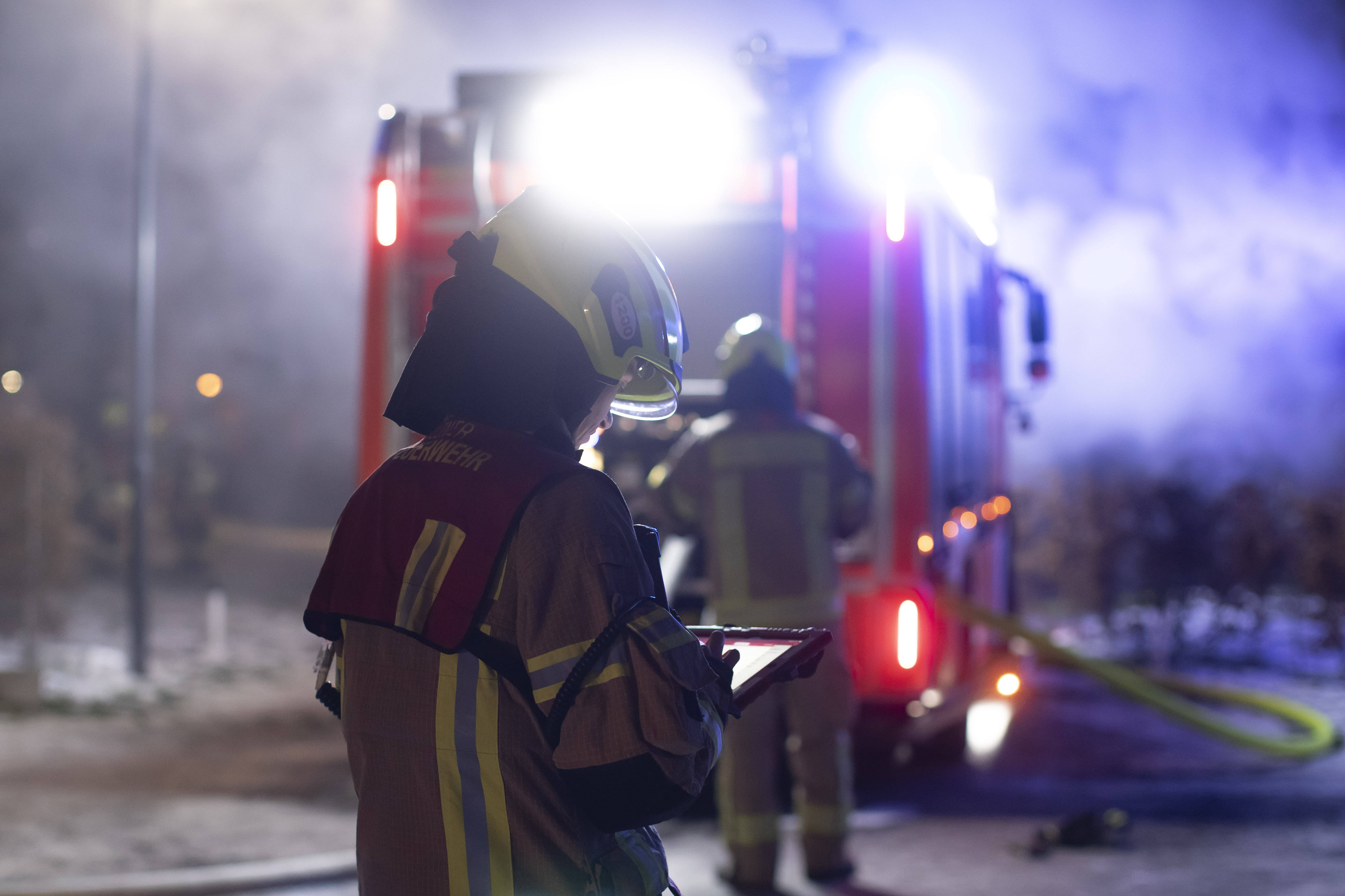 Berlin: Feuerwehr Löscht Brand Auf Weihnachtsmarkt Am Alexanderplatz ...