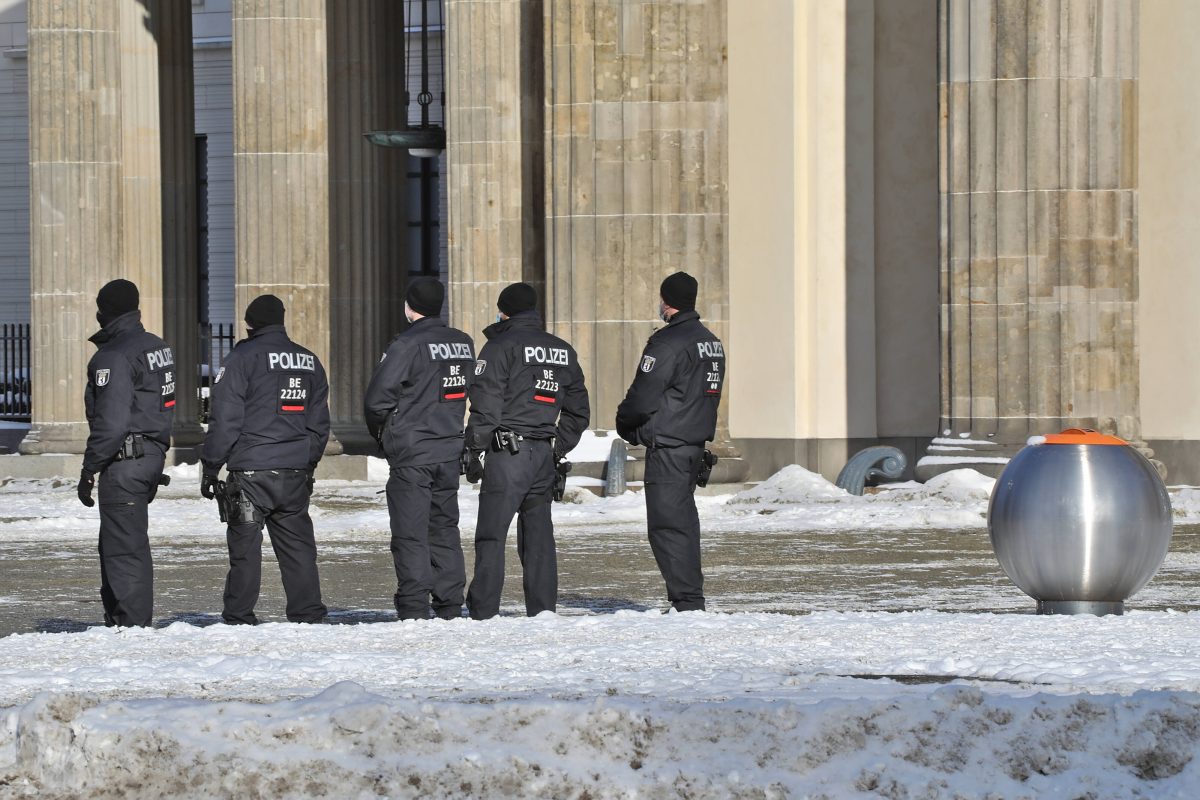 Berliner Polizisten Müssen In Der Kälte Frieren - "Ein Armutszeugnis ...