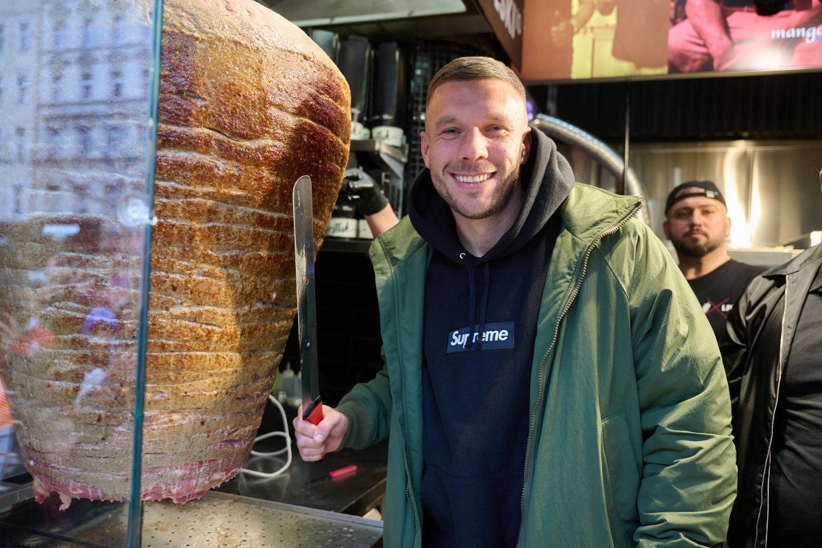 Lukas Podolski verkauft Döner in Berlin