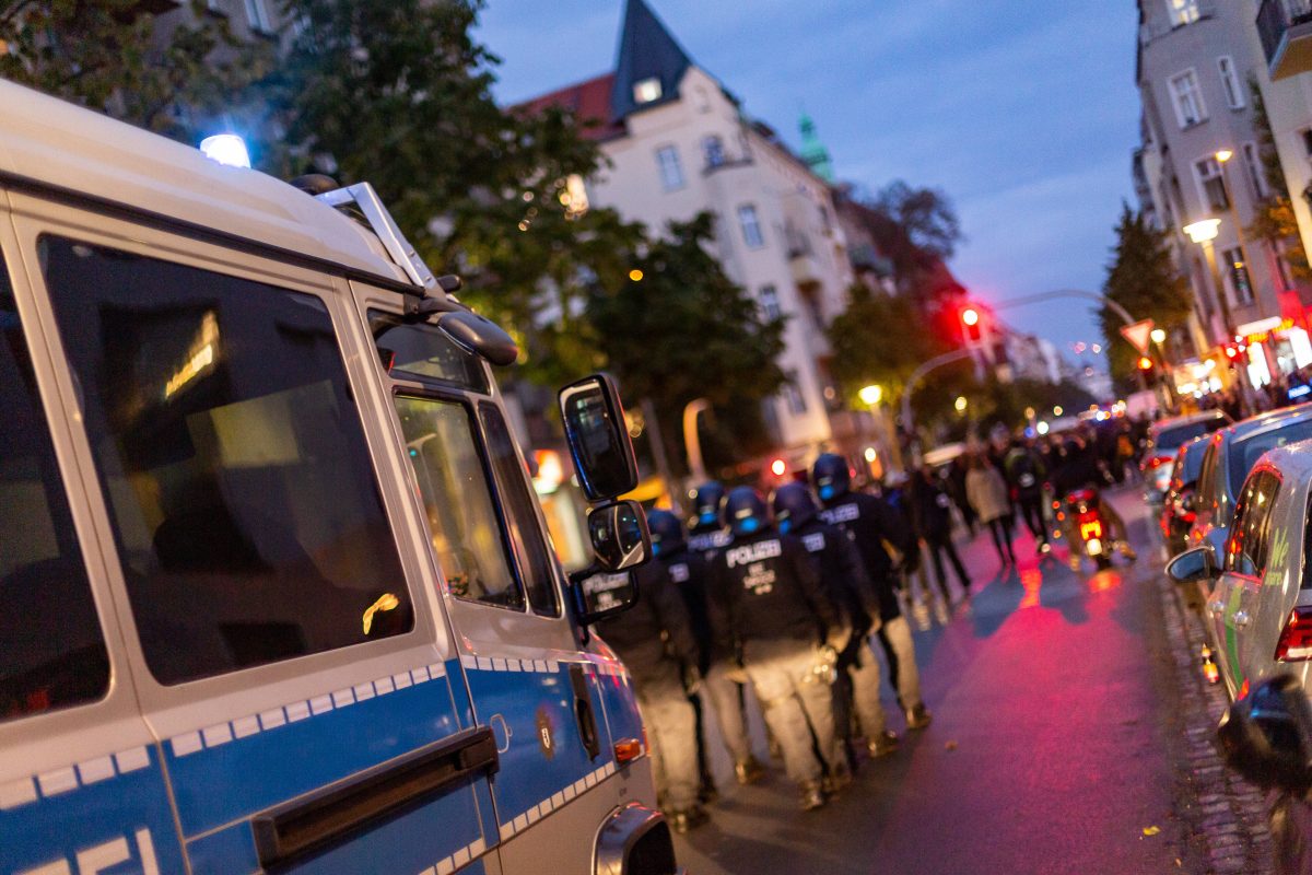 Berlin: Mann Droht Mit Bombe – Großeinsatz In Friedrichshain - Berlin ...