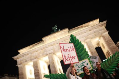 Demo in Berlin: DIESE Stars treten am 420-Day am Brandenburger Tor auf ...