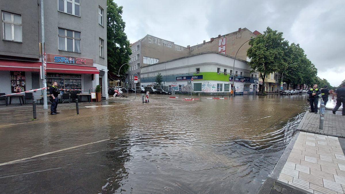 Wegen eines Wasserrohrbruchs geht auf der Sonnenallee in Neukölln gerade nicht viel.