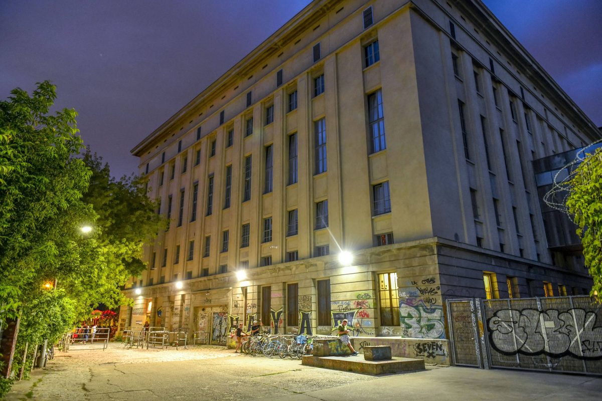 Im Line-Up für die nächste Klubnacht im Berghain ist eine Künstlerin nicht mehr zu finden. Ihr Gig ist abgesagt - der Grund ist ernst