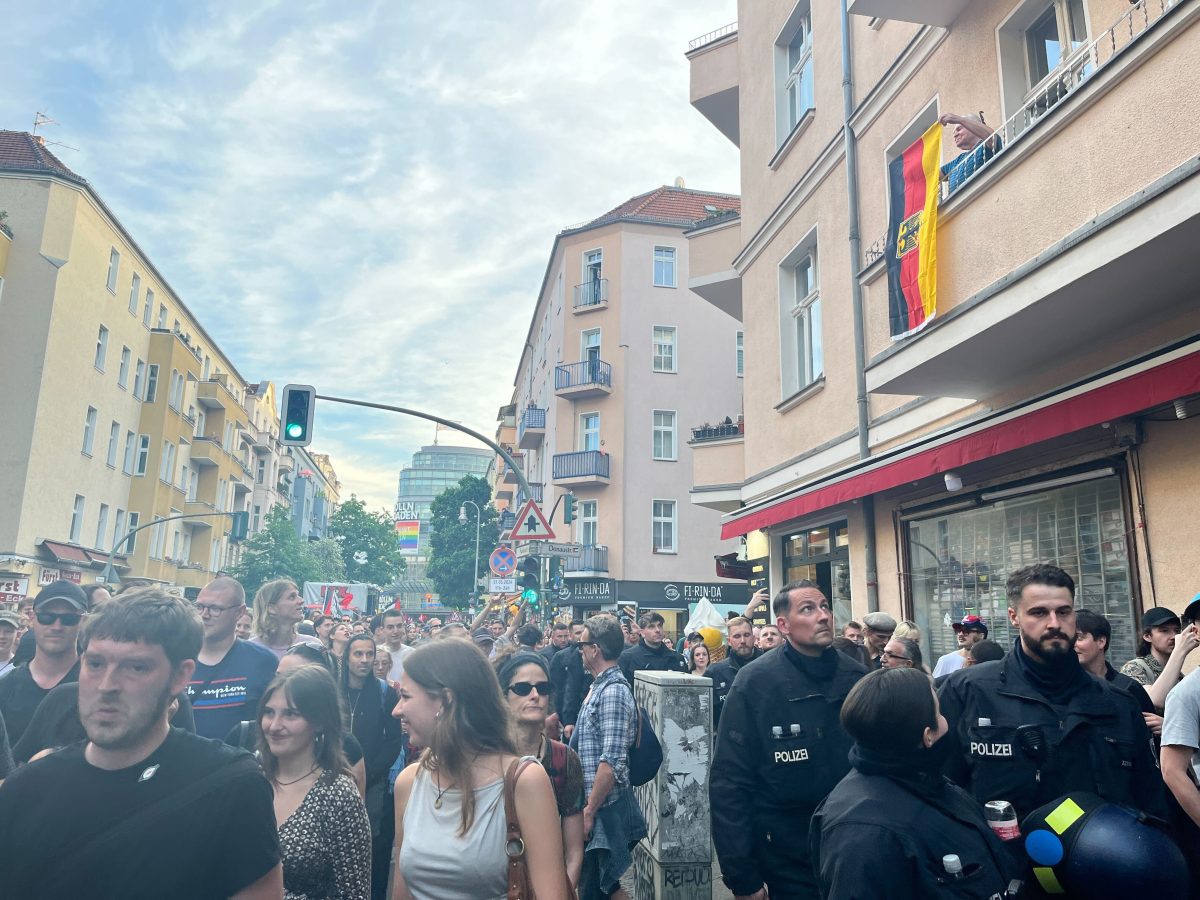 Ein Anwohner in Neukölln provozierte die Demonstrierenden am 1. Mai in Berlin mit einer Deutschlandflagge.