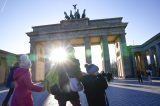 Eine Familie steht vor dem Brandenburger Tor in Berlin