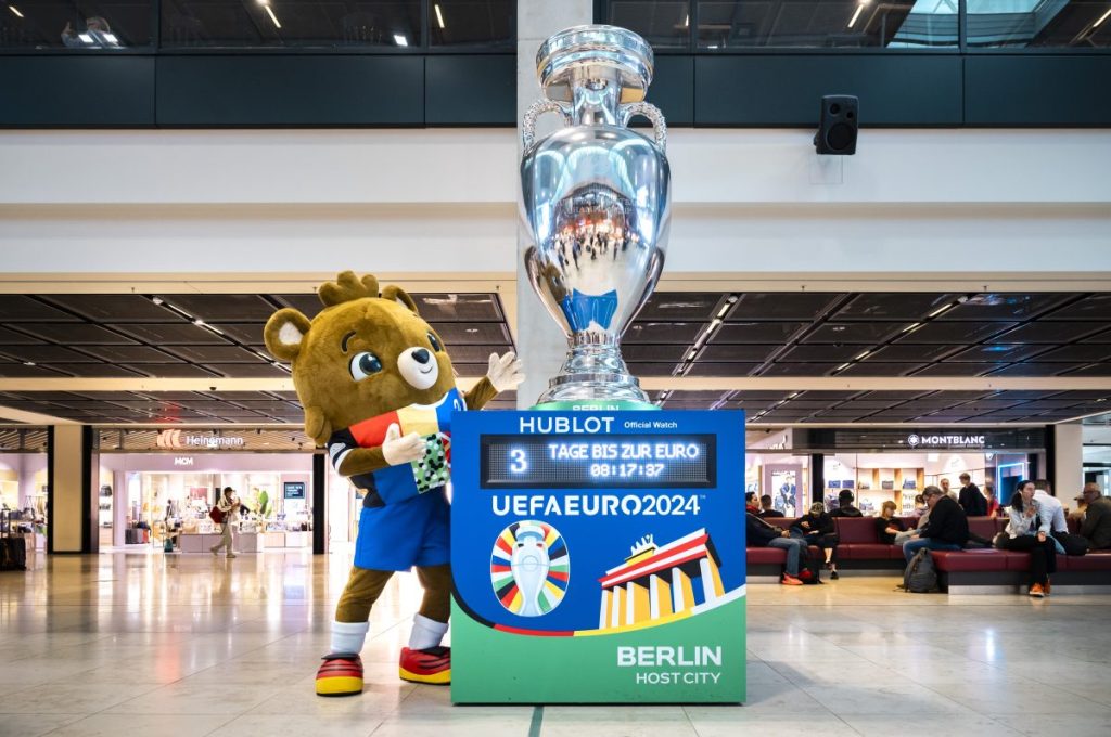 Die Giant Trophy am Flughafen BER