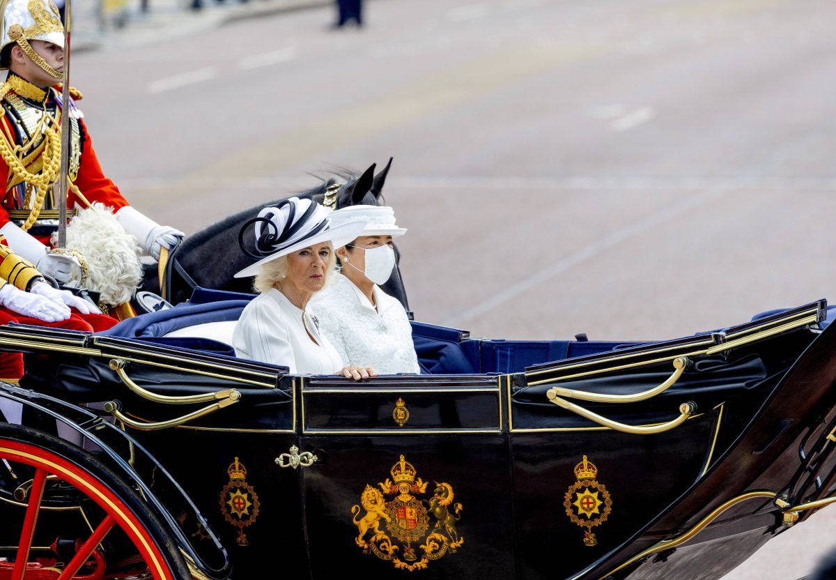 Königin Camilla und Kaiserin Masako sitzen in der Kutsche in London.
