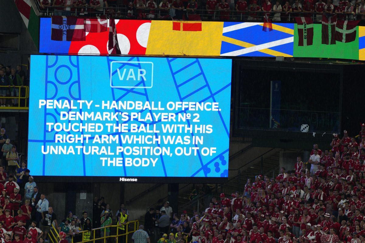 Die VAR-Entscheidung für alle Zuschauer im Stadion: Die Anzeigetafeln des Westfalenstadions verkünden den Elfmeter für Deutschland inklusive Begründung. 