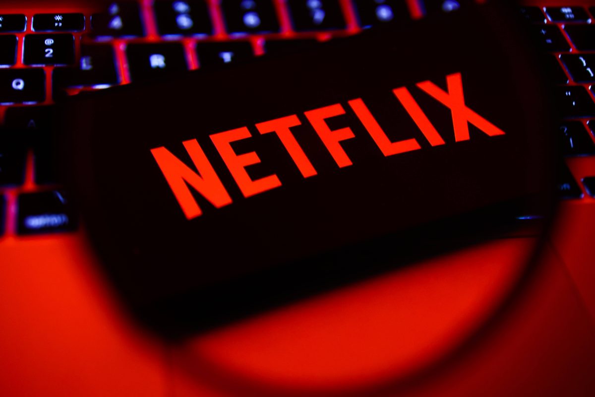 Zuletzt verärgerte Netflix seine Kunden hierzulande mit steigenden Abokosten. Wie du nun dennoch zum Schnäppchenpreis streamen kannst...