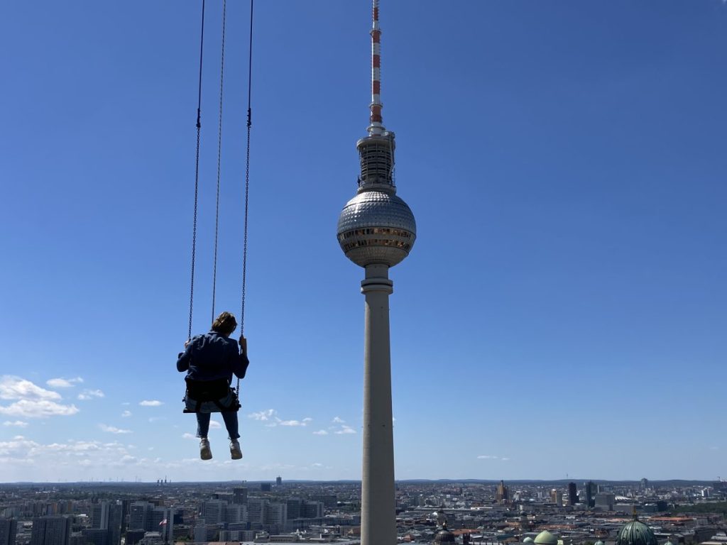 Schaukeln über den Dächern Berlins.