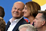 Kanzler Scholz mit Ehefrau beim EM-Spiel Deutschland-Ungarn.