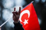Der "Wolfsgruß": Erkennungszeichen der rechtsextremen Türken.