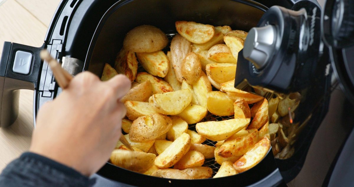 Immer mehr Menschen nutzen eine Heißluftfritteuse.