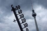 Der Berliner Fernsehturm neben einem Thermometer.