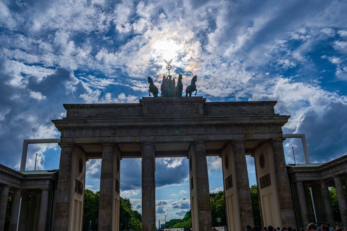 Sonne scheint über dem Brandenburger Tor in Berlin.