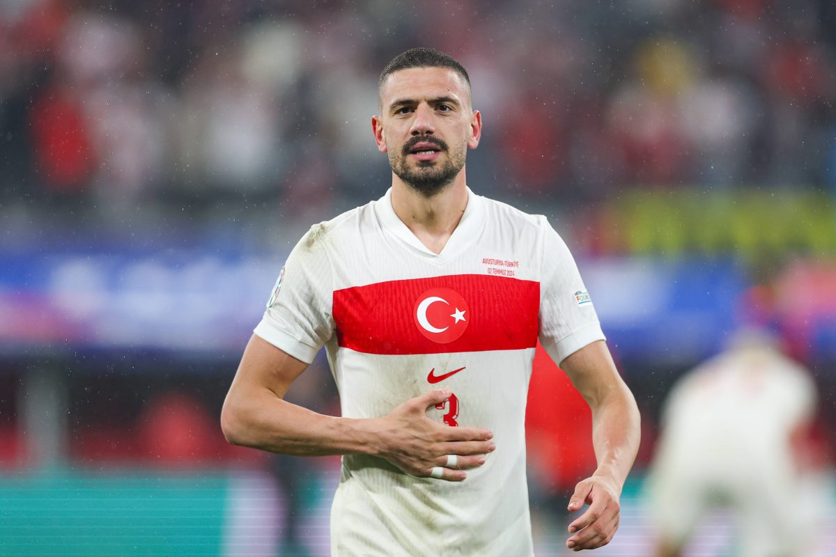 Jetzt ist alles klar! Nach dem "Wolfsgruß"-Eklat hat die UEFA Türkei-Innenverteidiger Merih Demiral eine dicke Sperre aufgebrummt.