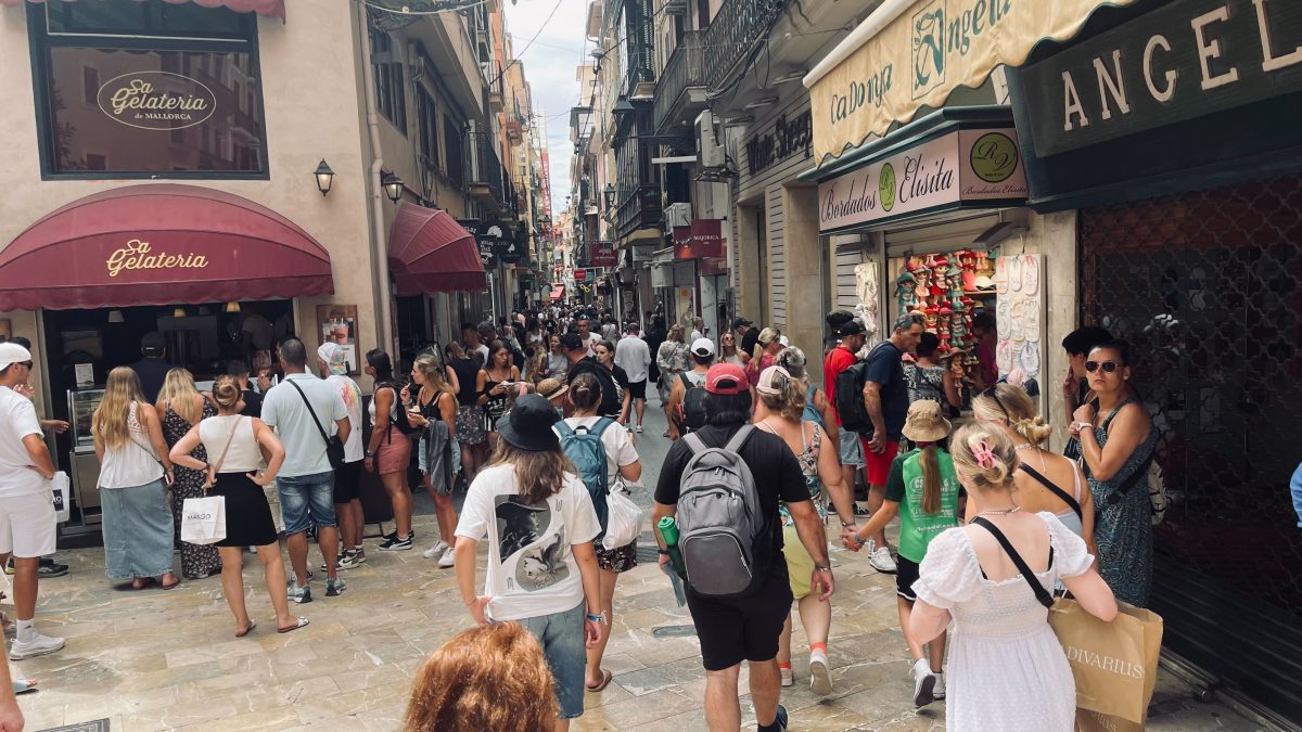 Viele Menschen, die Urlaub auf Mallorca machen, gehen dabei mindestens einmal in Palma spazieren.