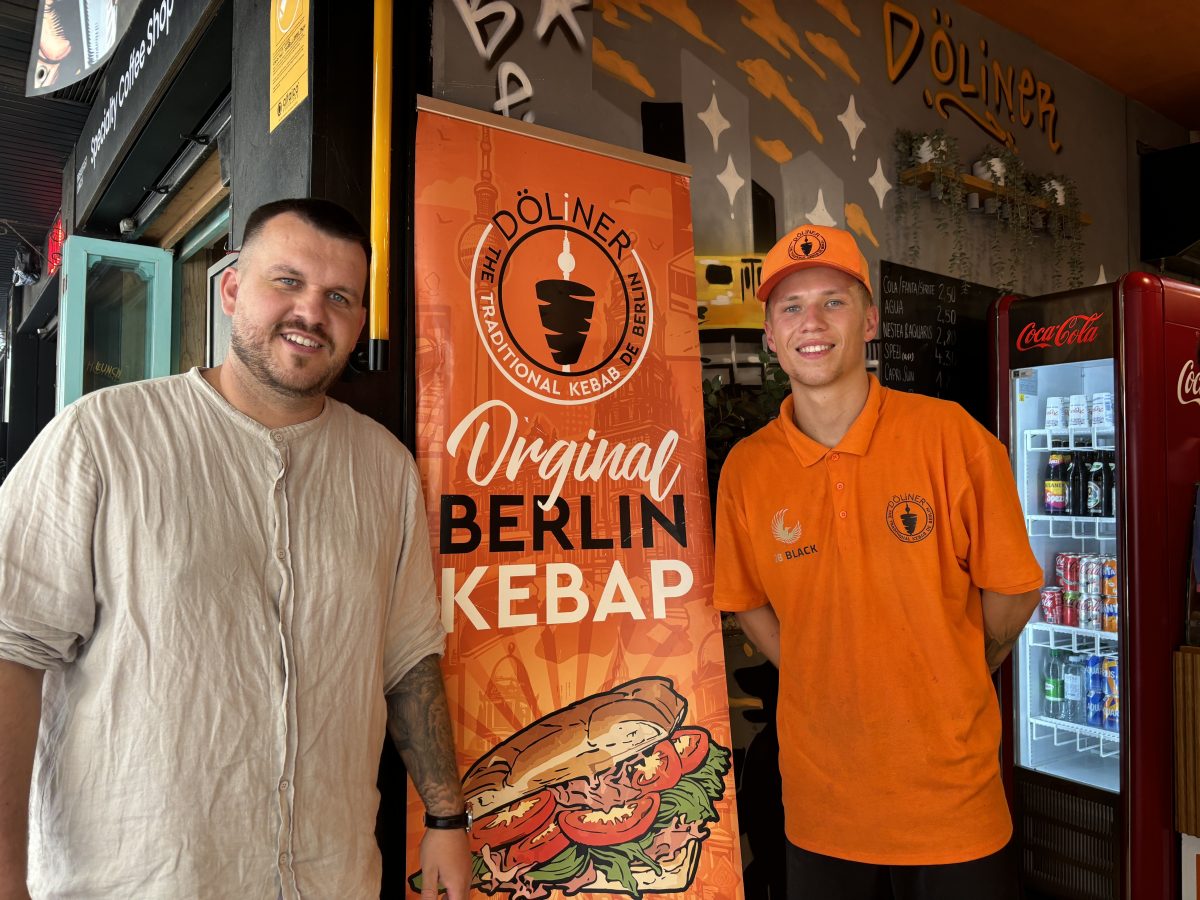 Die Brüder Kilian und Thilo Gildenberg verkaufen Berliner Döner auf Mallorca.