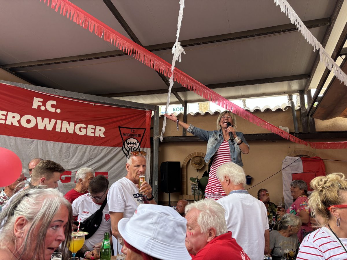 Die Schwester von Willi Herren - Annemie Herren - tritt beim Frühschoppen der FC Merowinger auf Mallorca auf. Dabei singt sie ihren für ihren verstorbenen Bruder geschriebenen Song.