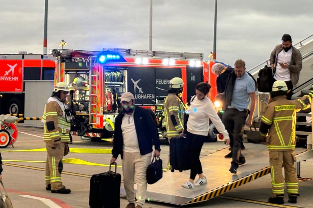 Passagiere mussten das Flugzeug am BER verlassen.