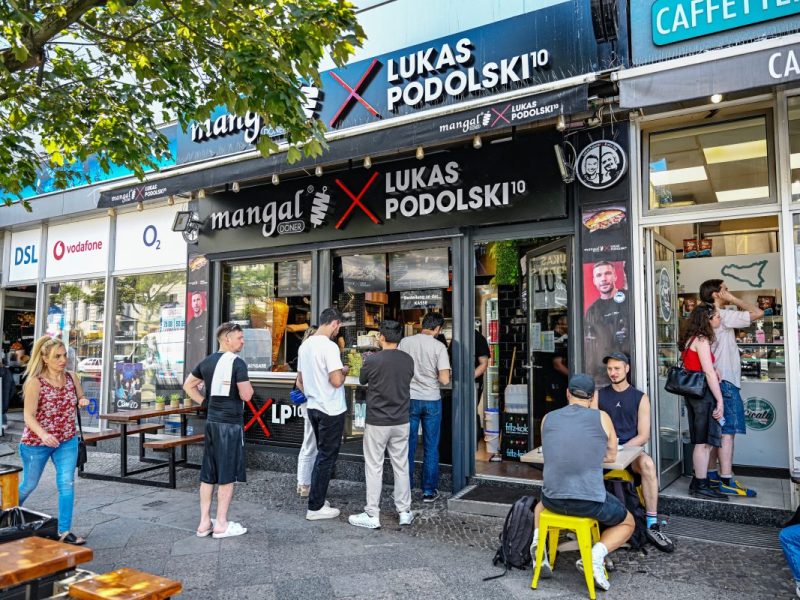 Döner in Berlin: Podolski-Imbiss schon wieder dicht – Konkurrent fällt hartes Urteil