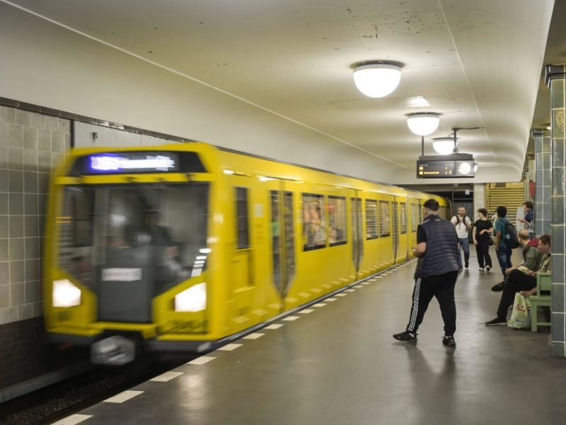 BVG: Asiate steigt in Berliner U-Bahn, dann stockt ihm der Atem