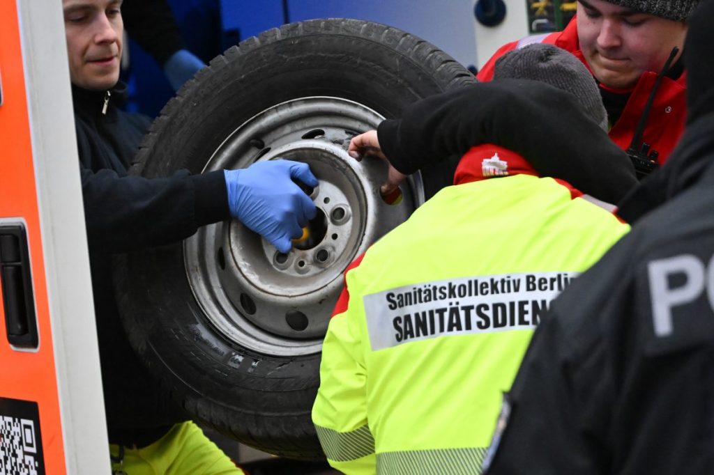 ine Aktivistin, die sich an einem Reifen festgeklebt hat, wird während Demonstrationen gegen den "World LNG Summit" der Gasindustrie und Flüssiggasanbieter in Berlin in einen Rettungswagen gebracht. Der Gasenergiegipfel findet vom 9. bis 12. Dezember im Hotel Adlon statt.