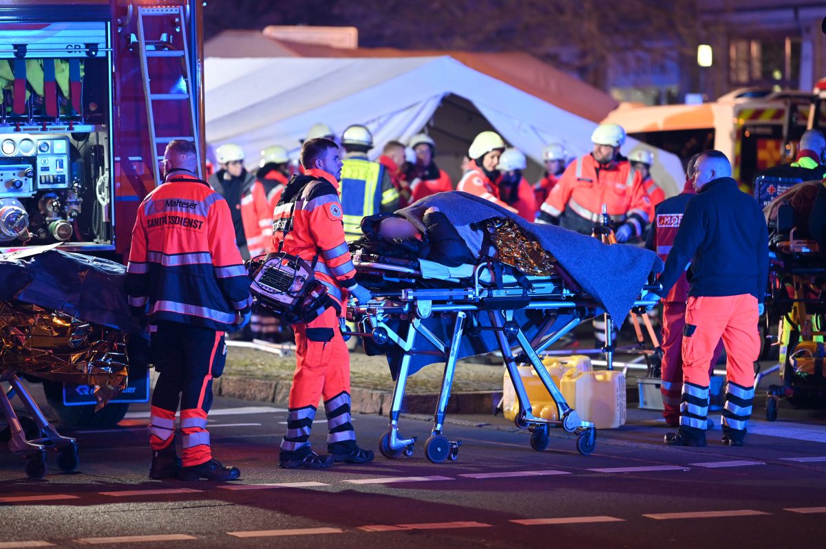 Anschlag auf dem Weihnachtsmarkt Magdeburg: Einsatzkräfte bringen eine verletzte Person zum Rettungswagen.