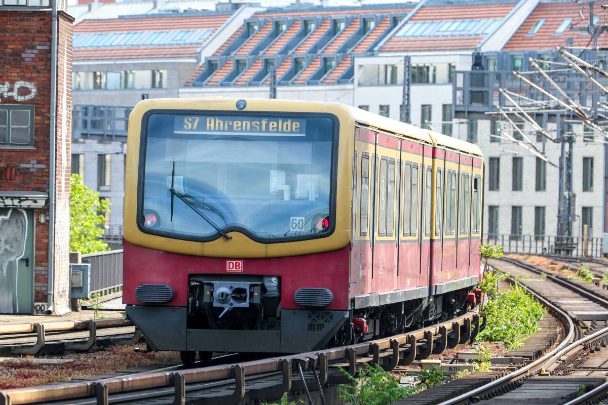 Eine S-Bahn der Linie S7 fährt durch Berlin.