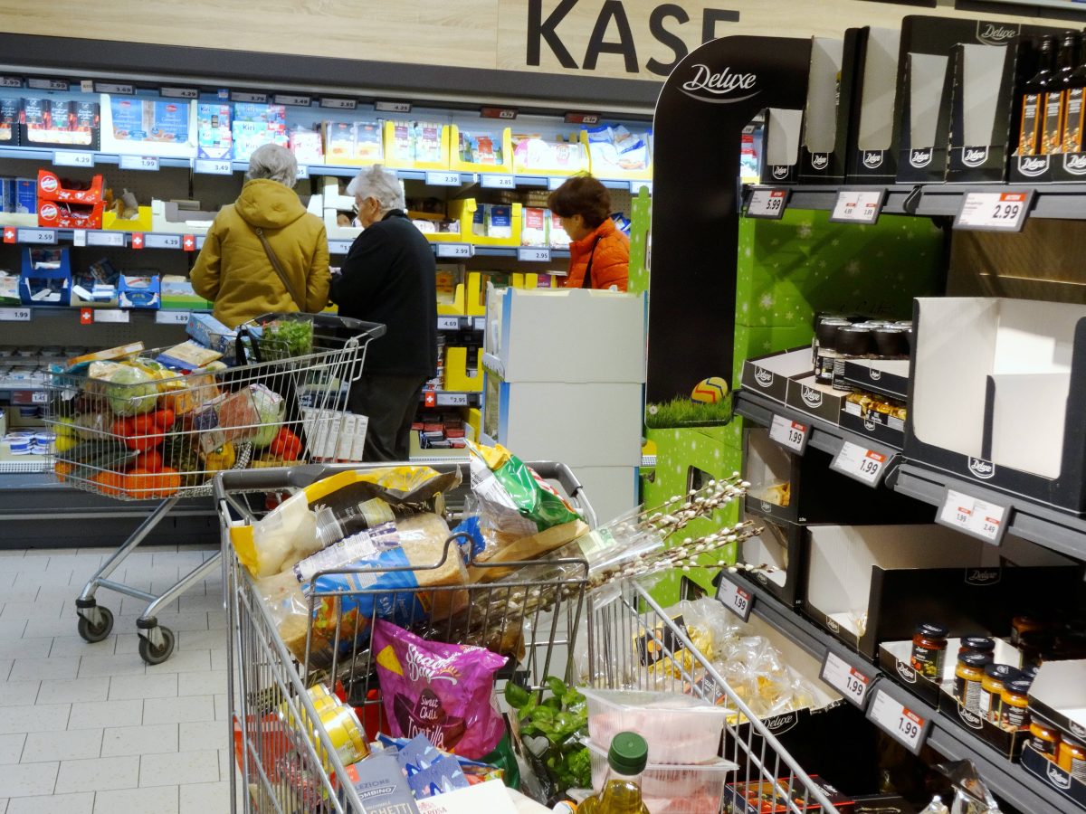 Menschen kaufen in einer Lidl-Filiale ein.