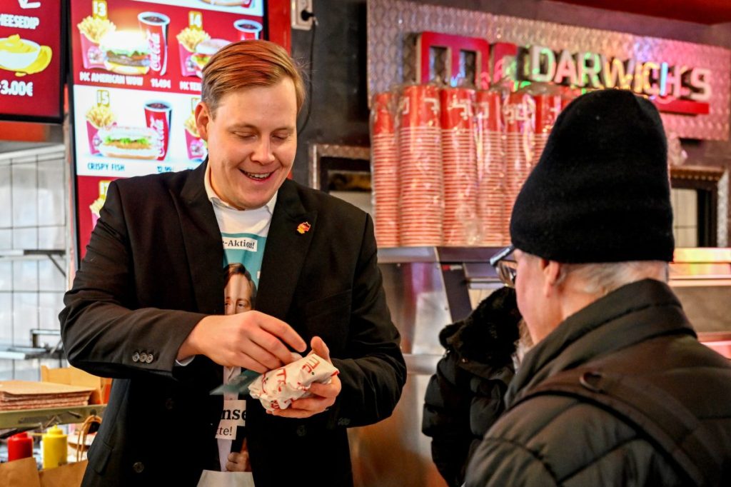 CDU-Direktkandidat aus Mitte, Lasse Hansen, lockt mit 1-Cent-Burger-